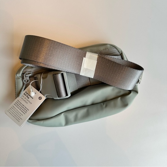 Lululemon x USC Everywhere Belt Bag - Picture 10 of 11